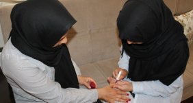 Kuaförlük yaparak hayat mücadelesi veriyorlar