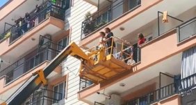 Gelin baba evinden vinçle çıkarıldı