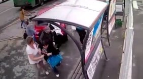 Fren yerine gaza basan sürücü durağa daldı