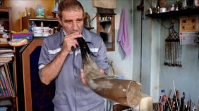 Boynuzu işleyerek takıya dönüştürüyor