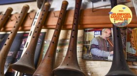 Kurumuş kayısı ağaçlarından zurna yapıyor