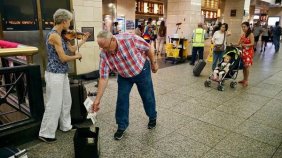 New York metrosuna müzikleriyle renk katıyorlar