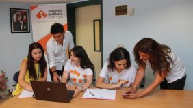 Öğrenciler derste teknolojiden yararlanıyor