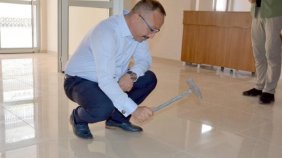 Siirt Valisi düzgün döşenmeyen fayansları çekiçle kırdı