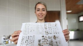 Topraktaki kemikleri koleksiyon yapan veteriner