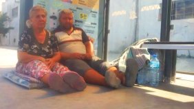 Engelli oğluyla durakta yatan annenin yüzü bundan böyle gülecek