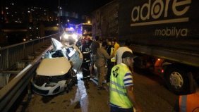 Otomobil bariyerlere sıkıştı