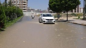 Şanlıurfa'da su borusu patladı, cadde göle döndü