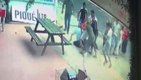 Ses yaptıkları için uyardığı grubun saldırısına uğradı