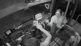 Otobüste unuttuğu çantasını getiren şoförü darbetti