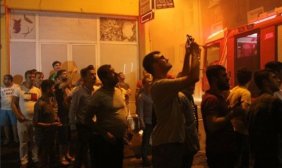 Beyoğlu'nda ahşap yapı ateş alev yandı