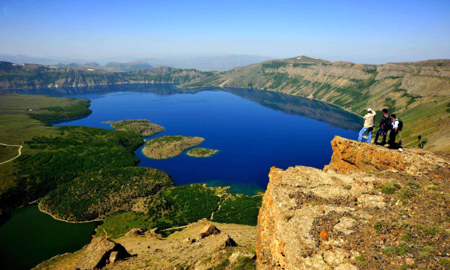 Akın Akın Geliyorlar! Nemrut Krater Gölü Turistlerin Yeni Gözdesi Oldu