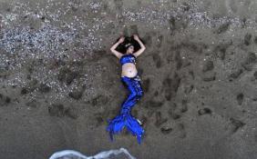 Bahçelerinde resim çekilen gebe bayan ve eşini taşladılar