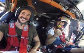 Anıl Altan co-pilot koltuğunda