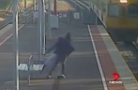 Avustralyalı genç sevgilisini trenin altına itmek istedi