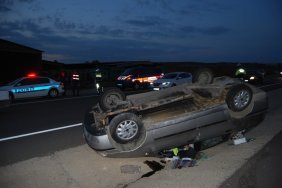 4 kişilik aile, takla atan araçtan bere almadan çıkarıldı