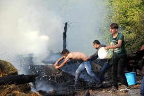 Bolu'da 1 ev 4 samanlık yandı