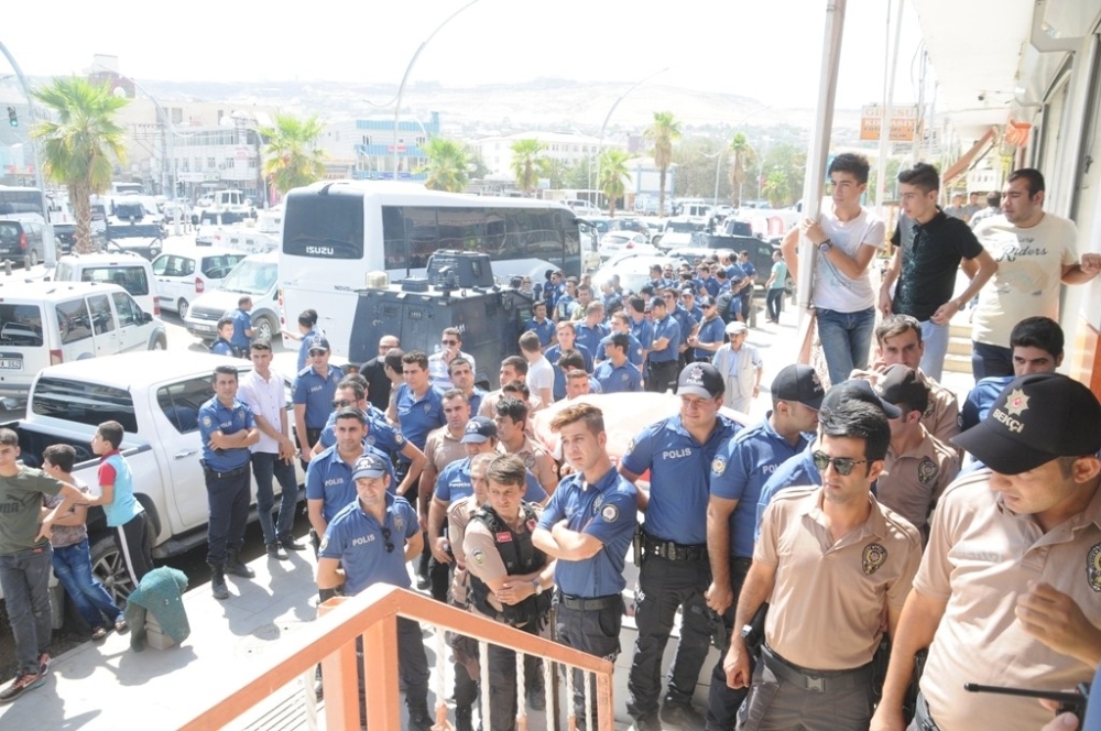 Cizreli polisler döviz bürosuna koştu