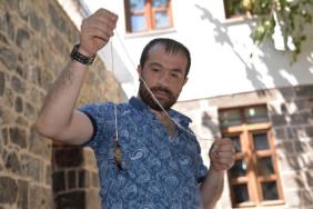 Evinde bulduğu zehirli akrebi besliyor