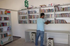 Fedakar müdür okulu kimsesiz boyuyor