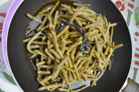 Fransa'da konserveden yılan çıktı