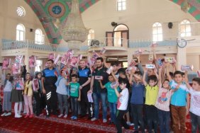 Hakkari polisi çocukları bilgilendirmeye devam ediyor