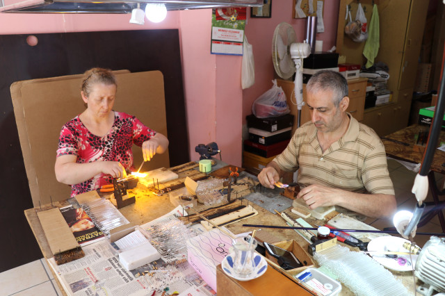 İthal Ettikleri Cam Çubukları İşleyen Karı-Kocaya Sipariş Yağıyor