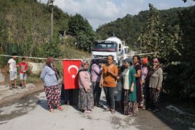 Kamyonlardan şikayet eden mahalleli yolu kapattı