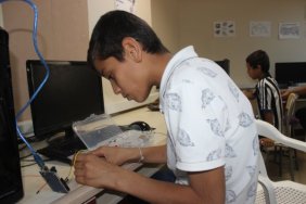 Öğrenciler ses komutu ile hareket eden robot üretti