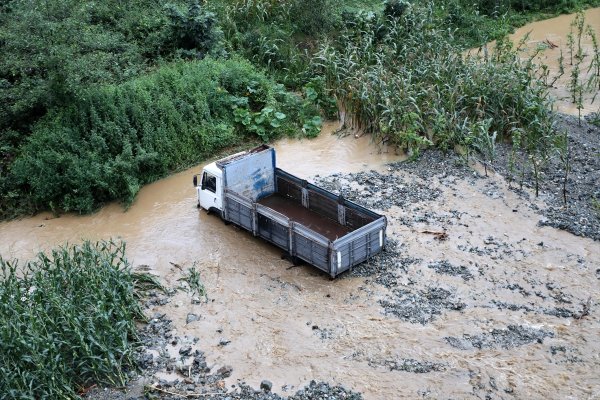 Rize kapanan yollar açılıyor