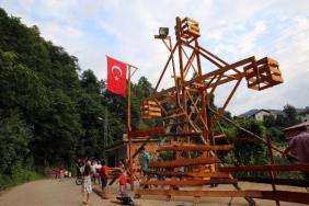 Rize'nin bayram eğlencesi: Ahşap dönme dolap