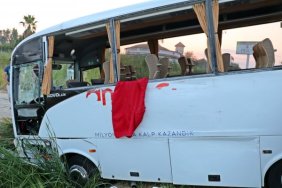 Rus turistleri içeren midibüse tır çarptı