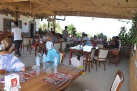 Satışları artmak için bazlamaların içine altın koydu