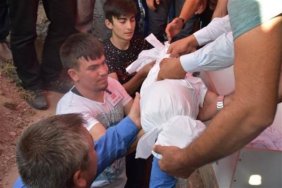 Şehit eşinin doğum gününü mezarı başında kutladı