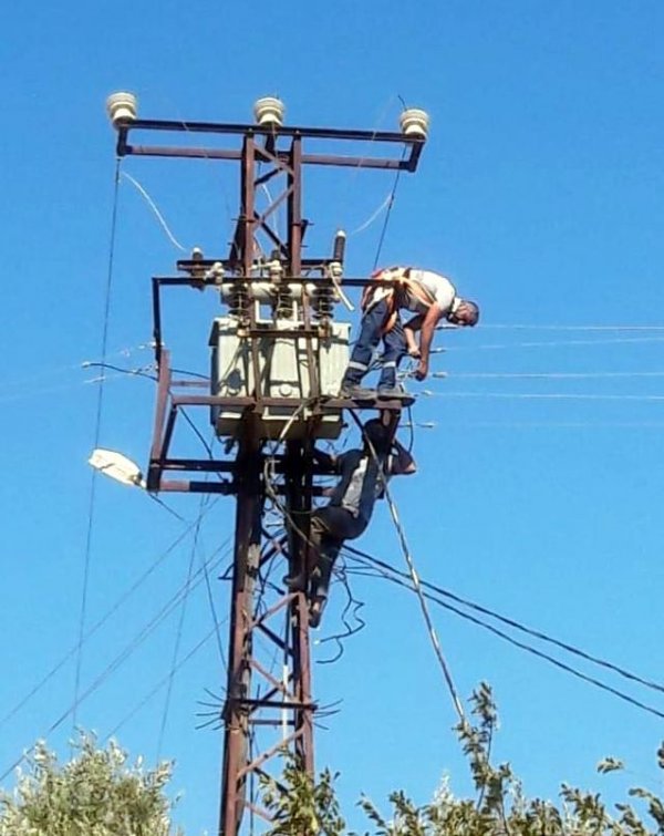 Elektrik işçisi akıma kapıldığı direkte mahsur kaldı