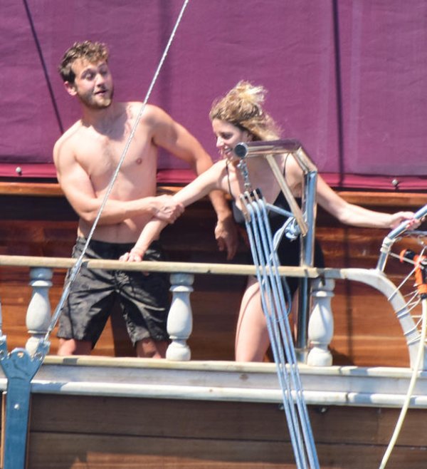 Aras Bulut İynemli sevgilisiyle tatilde