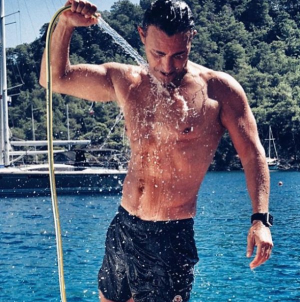 Mustafa Sandal’dan karoser şov