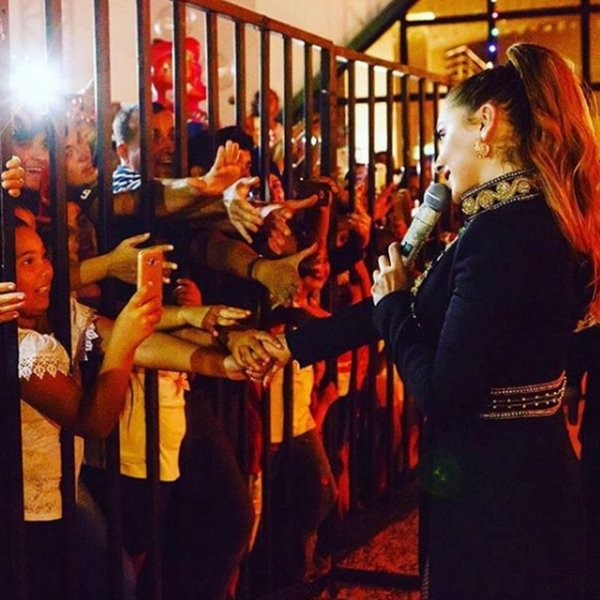 Hadise hayranlarıyla demir parmaklıkların peşinde selamlaştı