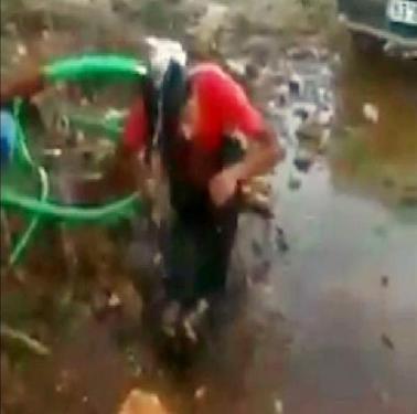 Fıstık çalan çocuğu soğuk su tutup dövdü