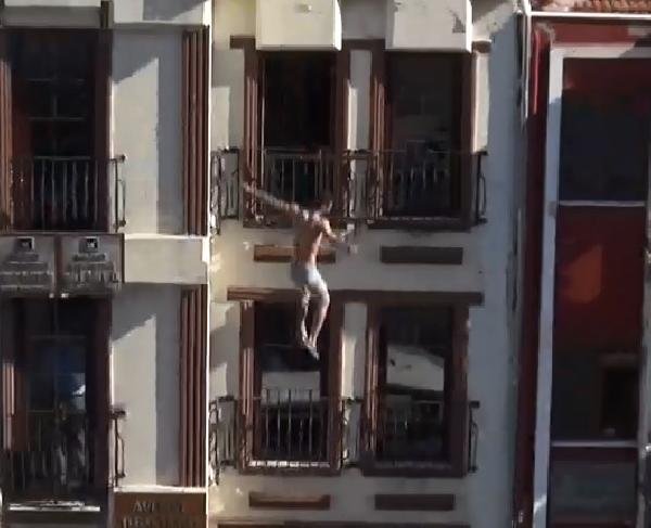 4 katlı apartmanın çatısından atladı