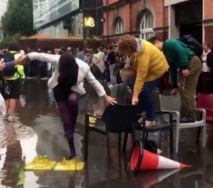 Sandalye köprüsüyle karşıdan karşıya geçen İngilizler