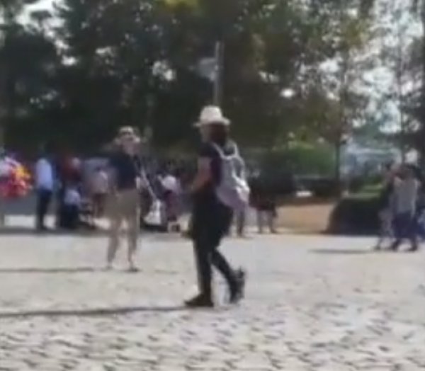 İzmir’de benekli sokakları Japon turistler temizledi