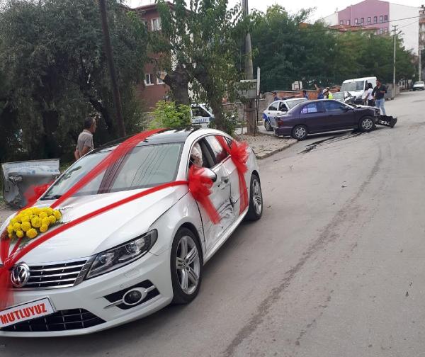 Gelin arabası kaza yaptı: 2 zarar görmüş