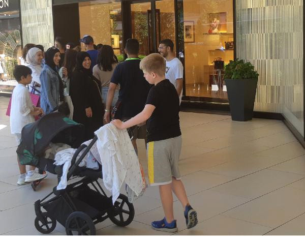 Turistler Avm’lerdeki Lüks Mağazalara Akın Etti