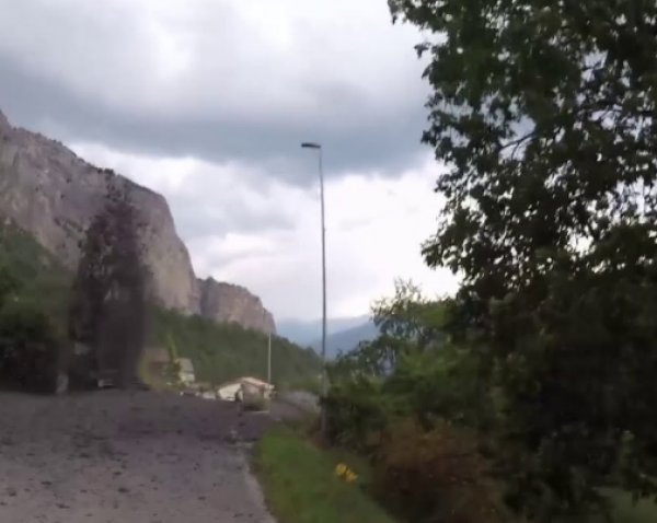 İsviçre’deki ‘çamur nehri’ yanardağ gibi patladı