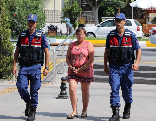 Turistin çantasını çalan Alman bilekliğinden yakalandı