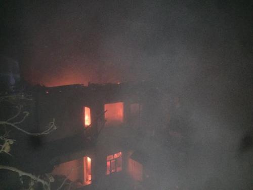 Artvin’de 3 katlı evde yangın