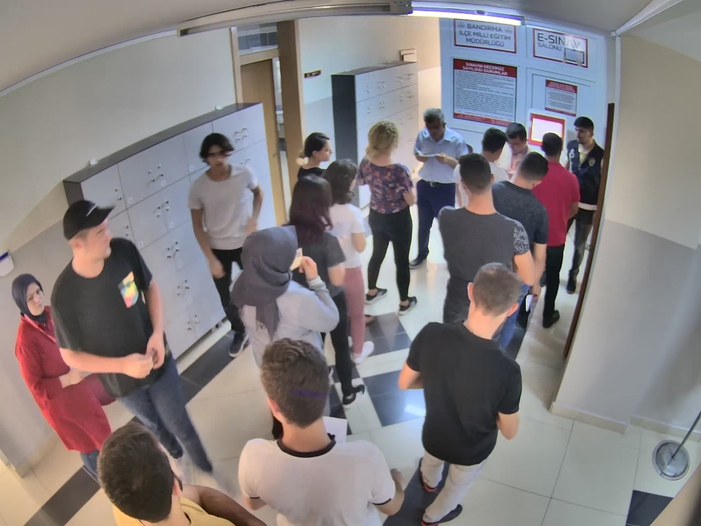 Başkasının yerine sınava girdiği anlaşılınca camdan atladı