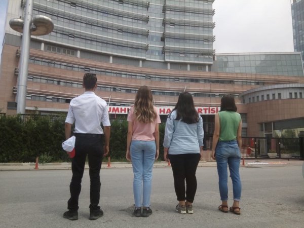 CHP önünde duran adam eylemi