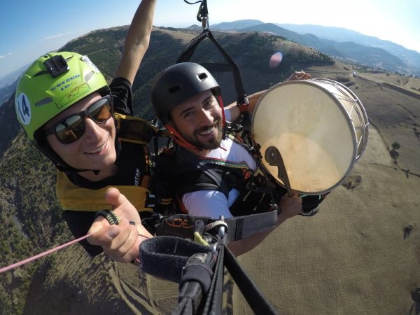 Çorum’da paraşütle uçanlar davul ve zurna çaldı